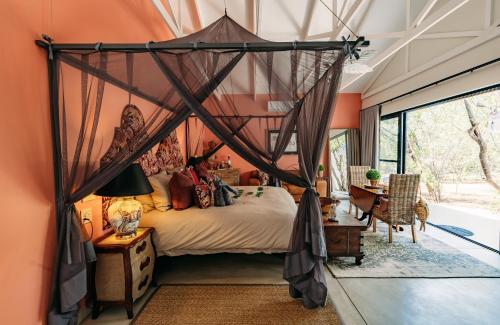 516095352 Safari Moon Luxury Bush Lodge