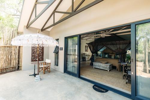 516095997 Safari Moon Luxury Bush Lodge