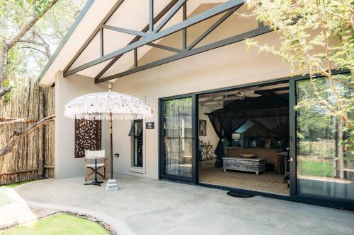 516096001 Safari Moon Luxury Bush Lodge