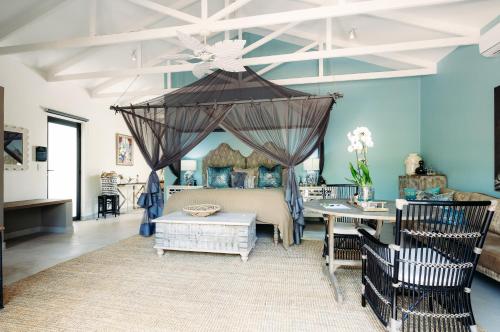 516096003 Safari Moon Luxury Bush Lodge