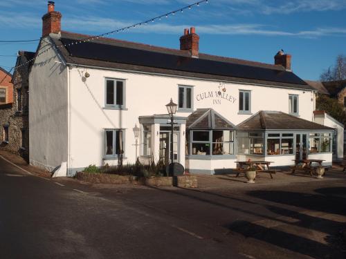 Restaurant, Spacious and sunny accommodation with Underfloor heating throughout in Culmstock