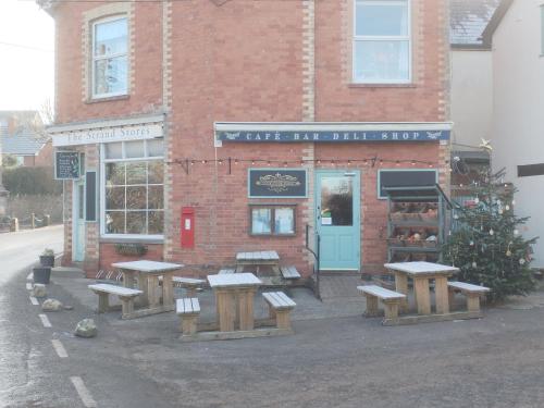 Restaurant, Spacious and sunny accommodation with Underfloor heating throughout in Culmstock