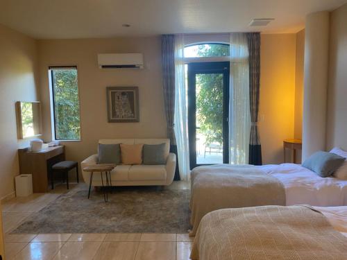 room detail thumbnail 2