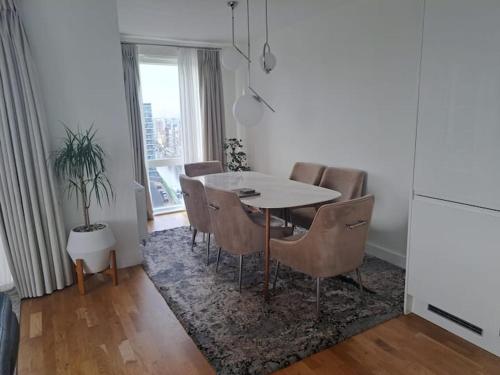 Cozy Double Room with Large En Suite Near Canary Wharf London with Amazing Views in a Shared Apartment, Londyn (zdjęcie 4)