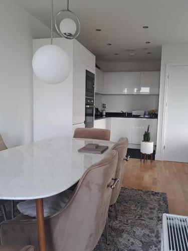 Cozy Double Room with Large En Suite Near Canary Wharf London with Amazing Views in a Shared Apartment, Londyn (zdjęcie 11)