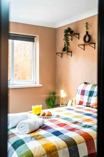 Spacious 3-bed with Free Parking - Tap to explore photos