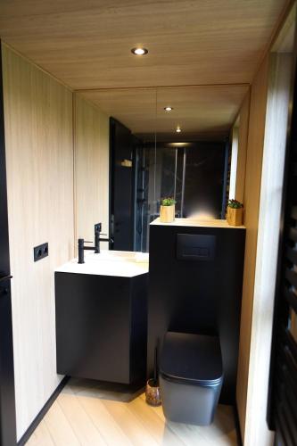 Fürdőszoba, Luxe Tinyhouse op minicamping in Waarde in Kruiningen