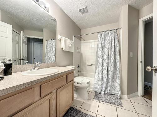Four Bed Three Bath in a gated community with pool - image 13
