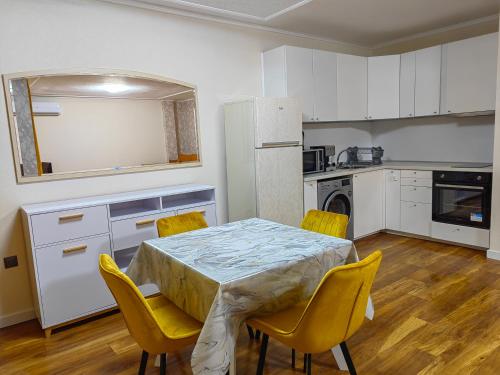 Venice Apartments - image 6