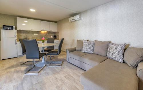 2 bedrooms, 3 beds