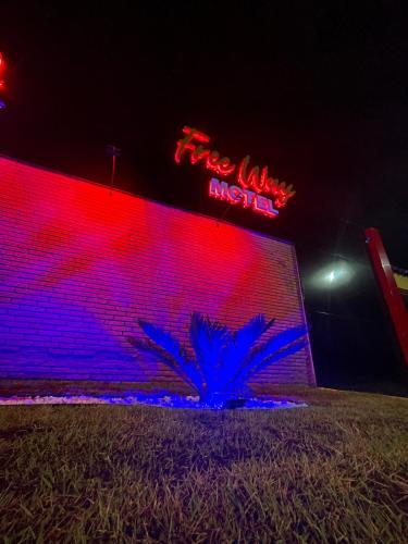 . Free Way Motel