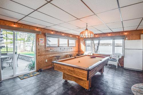 Waterfront Home with Game Room 4 Mi to Le Claire! in East Moline, USA