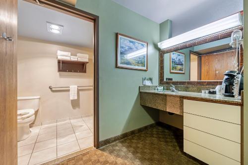 Seaport Inn & Suites - image 10