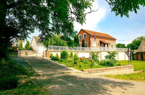 Viesnīcas āriene, Old Village House in Kneževi Vinogradi