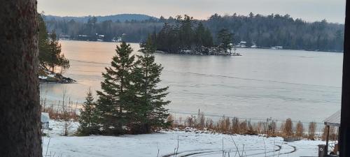 Chalet with great lake view in Lac Sainte-Marie (QC)