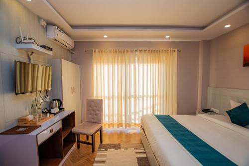 Deluxe Double or Twin Room image 6