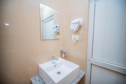 Deluxe Double or Twin Room image 4
