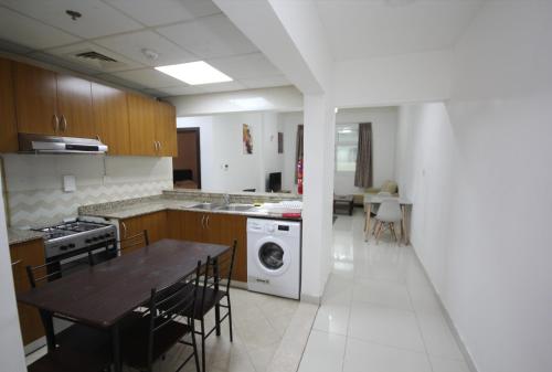 Cute Rooms and Small Partitions for Girls in Dubai- Female guests only فتيات فقط, Дубай (фото 6)