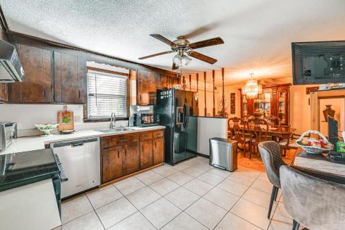 Vintage Windsor Home Private Yard and Covered Deck in วินด์เซอร์ (CT)