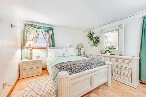 Vintage Windsor Home Private Yard and Covered Deck in วินด์เซอร์ (CT)