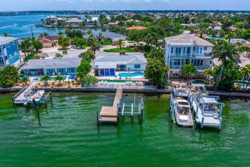 Private 3 bedroom waterfront Villa with pool in Clearwater Beach, USA