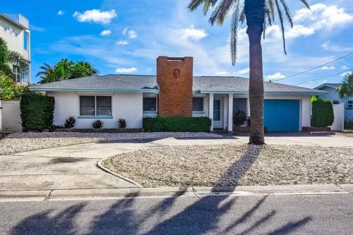 Private 3 bedroom waterfront Villa with pool in Clearwater Beach, USA