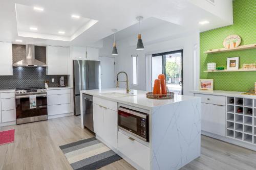 Palm Desert Home with Pool, Near El Paseo District! in Palm Desert, USA