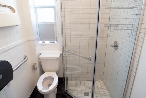 Queen Room with Shared Bathroom image 6