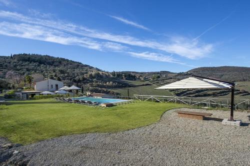 Villa Chianti with infinity pool and vineyard view