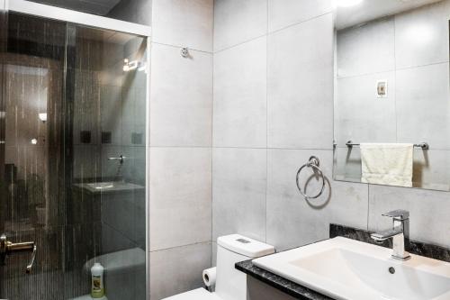 One-Bedroom Apartment image 4