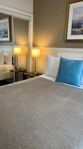 Deluxe Queen Suite image 8
