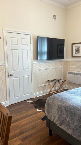 Deluxe Suite image 6