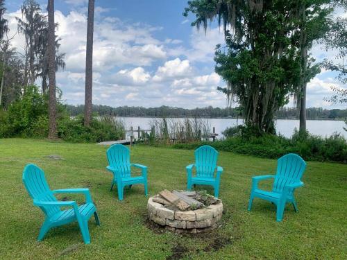 Relax and enjoy our Peaceful Lakefront Home in Odessa, USA