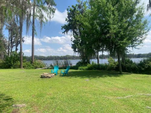 Relax and enjoy our Peaceful Lakefront Home in Odessa, USA