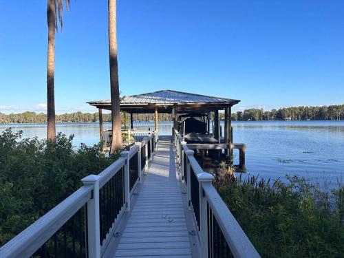 Relax and enjoy our Peaceful Lakefront Home in Odessa, USA