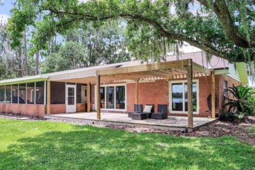Exterior view, Relax and enjoy our Peaceful Lakefront Home in Odessa (FL)