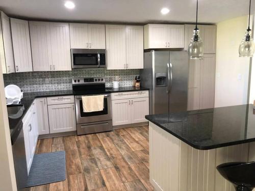 Relax and enjoy our Peaceful Lakefront Home in Odessa, USA
