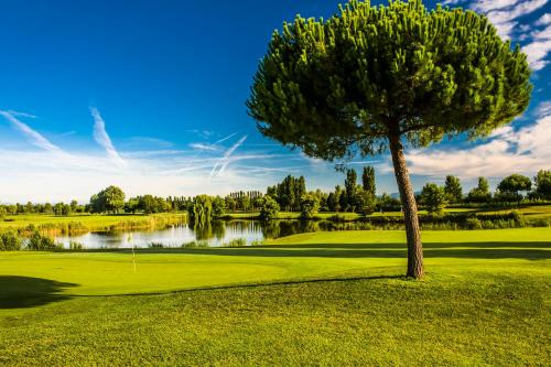 Kert, Jesolo Living at Golf Club Jesolo in Jesolo