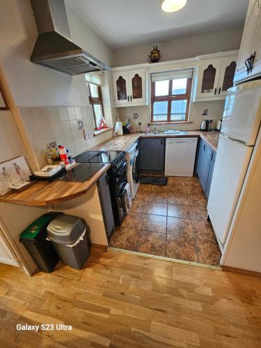 virtuve, Roadside Cottage The Burren Kilfenora County Clare in Kilfenora