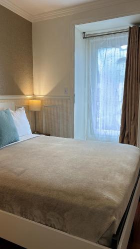 Deluxe Queen Suite image 6