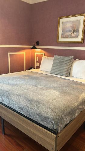 Deluxe King Suite image 3