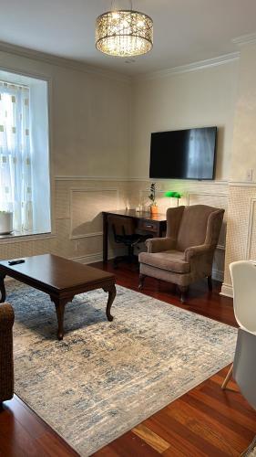 Deluxe Queen Suite image 2