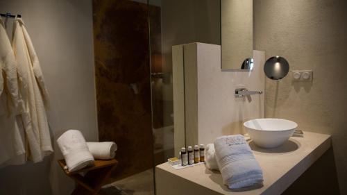  Suite with Balcony - Daphne image 6