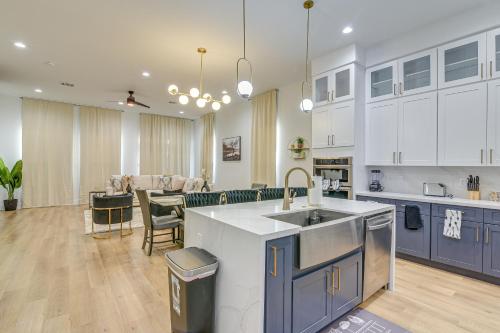Houston Retreat with Balcony, 1 Mi to Toyota Center! in Houston, USA