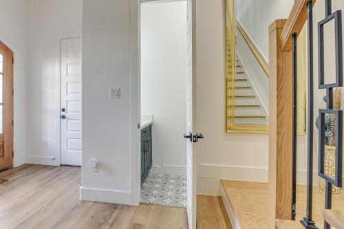 Houston Retreat with Balcony, 1 Mi to Toyota Center! in Houston, USA