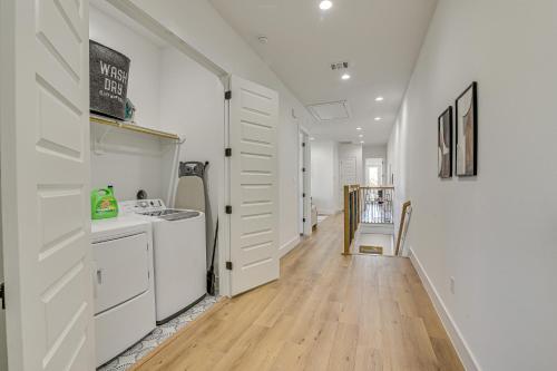 Houston Retreat with Balcony, 1 Mi to Toyota Center! in Houston, USA