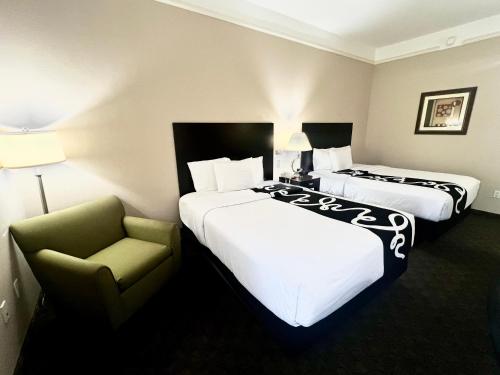2 queen beds
