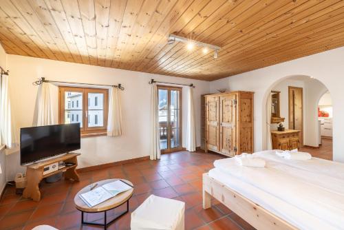 Apartment with Mountain View