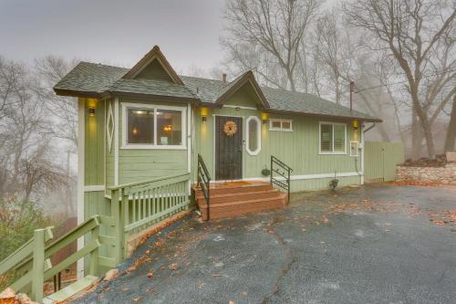 Mid-Century Mod Cottage, Steps to Lake Gregory! in Crestline, USA