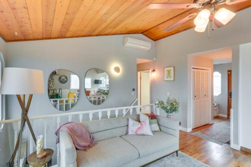 Mid-Century Mod Cottage, Steps to Lake Gregory! in Crestline, USA